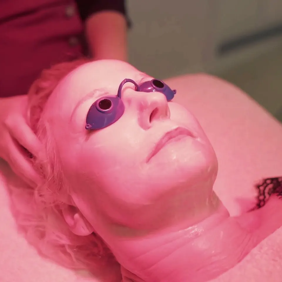 Behandeling bij Elim Instituut: lichttherapie met de Collageen Booster en medische microdermabrasie.